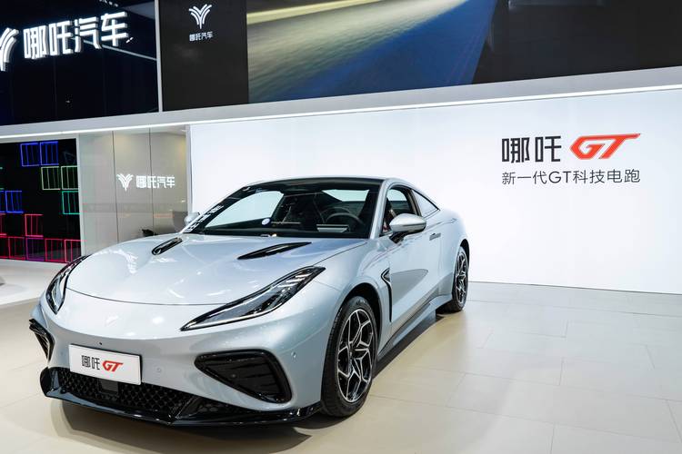 深圳101哪吒汽车在智能汽车领域的表现，领途汽车在新能源汽车市场中的影响力